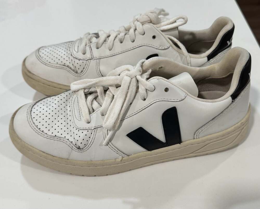 Veja V10 Size W8.5